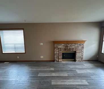 2 Bedroom Duplex in Sylvan Lake w/ Garage - Photo 2