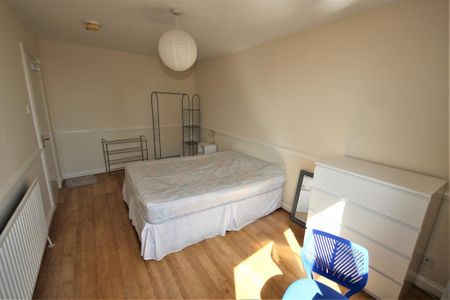 3 bedroom flat to rent - Photo 5