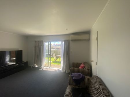 Large private home in Pukekohe - Photo 5