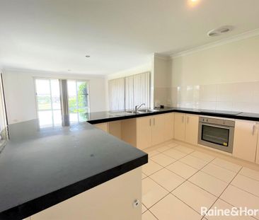 Beautiful Three Bedroom Home - Photo 6