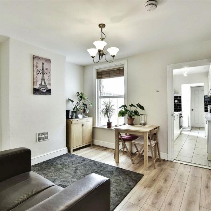 Flat to rent - Photo 1