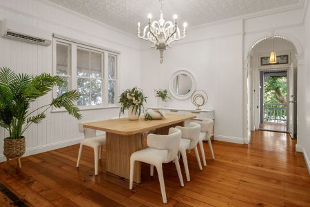 Generous Family Home in a Sought-After Locations - Photo 5