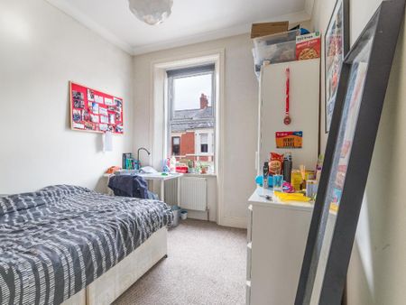 3 bedroom flat to rent - Photo 2