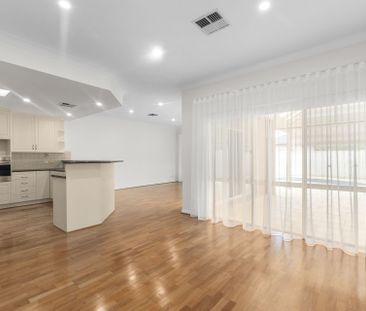 Immaculate Family Home with a Pool! - Photo 2