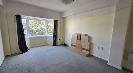 SMARTLY PRESENTED ART DECO APARTMENT - Photo 3