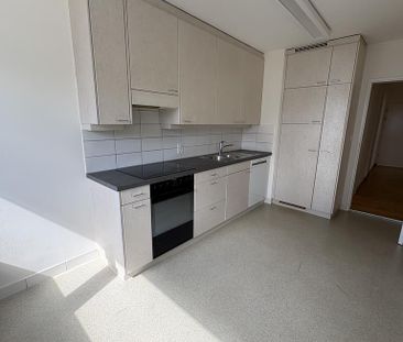 Helle und zentral gelegene 3.5 Zimmerwohnung im 4. OG - Foto 5