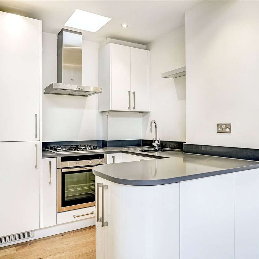 Contemporary first floor flat located in the heart of Knightsbridge refurbished to a high standard throughout with bright open plan reception room, 2 bedrooms and 2 bathrooms. - Photo 1