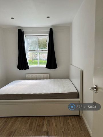 1 bedroom in a flat share to rent - Photo 5