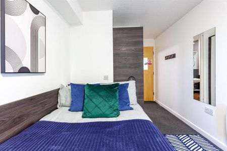 1 bedroom in a flat share to rent - Photo 2