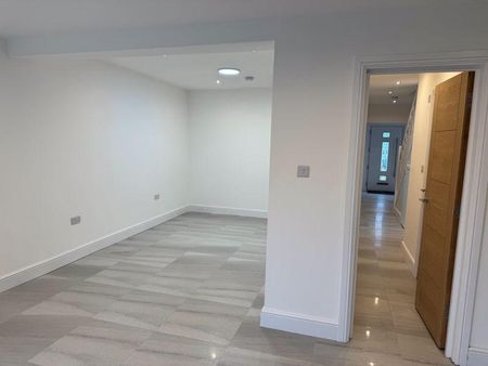 5 bedroom semi-detached house to rent - Photo 2