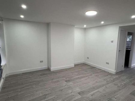 Shepherds Close, Romford, RM6 - Photo 2