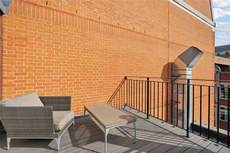 Arranged over two floors, a stunning three bedroom property with two private terraces. - Photo 4