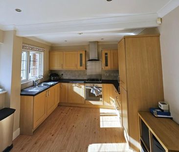 4 bedroom semi-detached house to rent - Photo 6