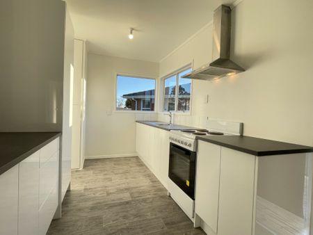 3 BEDROOM - FULLY RENOVATED - GARAGE - Photo 2