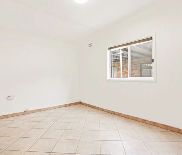 “Immaculate Three-Bedroom Family Home with Gas Cook-Top, Double Car... - Photo 5