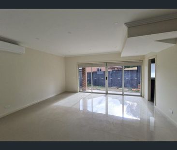 2/70 Lorraine Crescent, Jacana, Vic 3047 - Photo 3