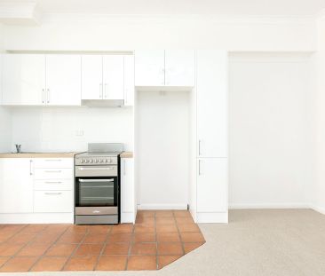 Light filled studio style apartment in the perfect location - Photo 6