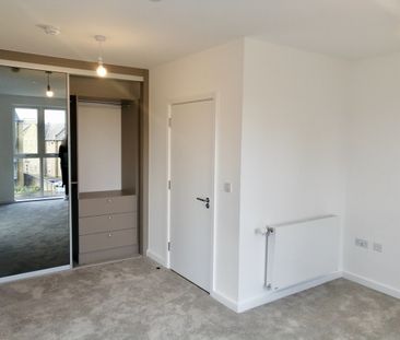 3 Bed Terraced House, Rope Walk, IG11 - Photo 6