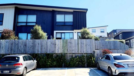 Near new, Sunny 3 Bed (Corner unit with Courtyard) - Photo 2