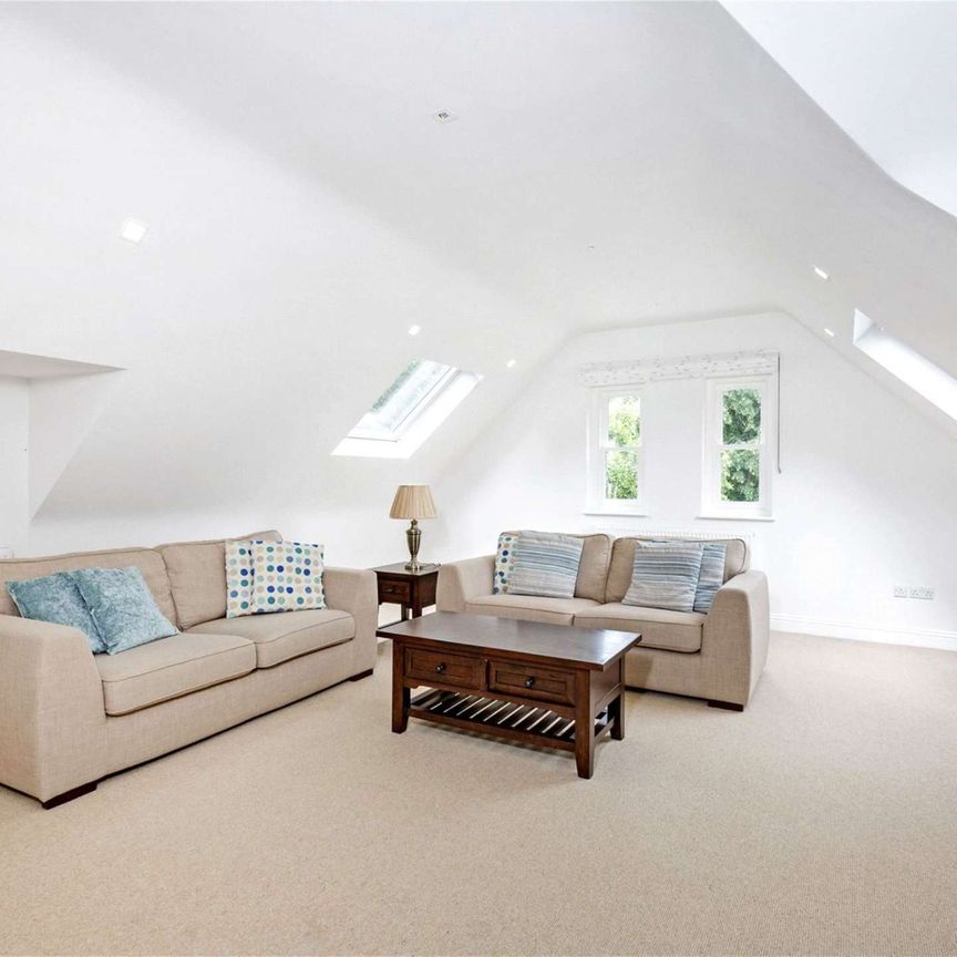A bright and spacious top floor three bedroom apartment in a charming period conversion - Photo 1