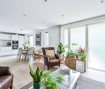 3 bedroom flat to rent - Photo 4