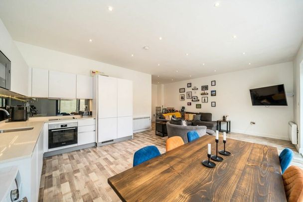 Gunnersbury Avenue, Ealing, W5 - Photo 1