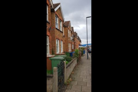 2 Bed Maisonette, Rosslyn Crescent, HA1 - Photo 2