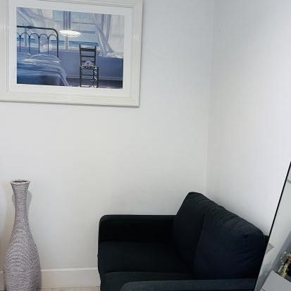 Spacious room/middle floor, in a Modern Home, female only. - Photo 1