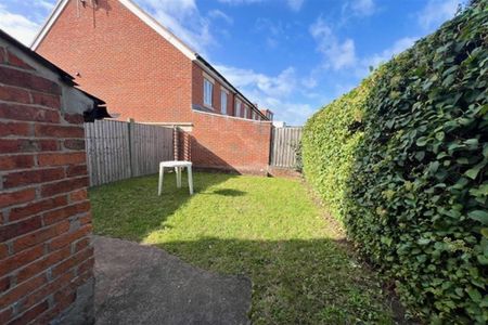 4 bedroom semi-detached house to rent - Photo 5