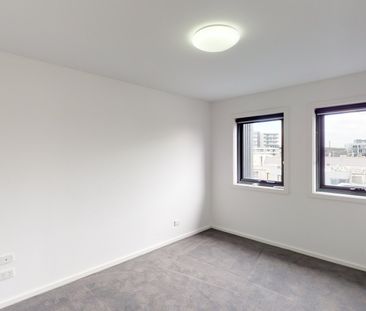 Spacious Top-Floor Apartment in Prime Location – Ideal for Comfortable Living! - Photo 1