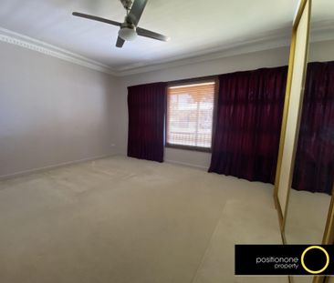 Discover your ideal home in the sought-after suburb of Aspley! Situ... - Photo 6