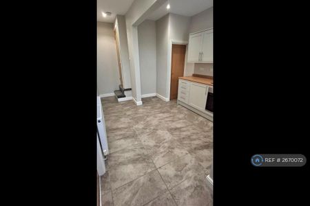 2 bedroom semi-detached house to rent - Photo 5