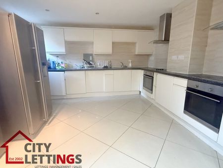 7 Bedroom Flat - Photo 3