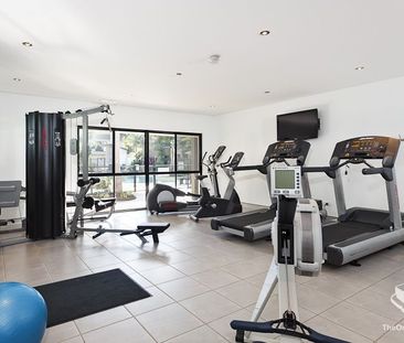 Fully Furnished Studio Apartment - Resort Style Complex 100M to Wes... - Photo 6