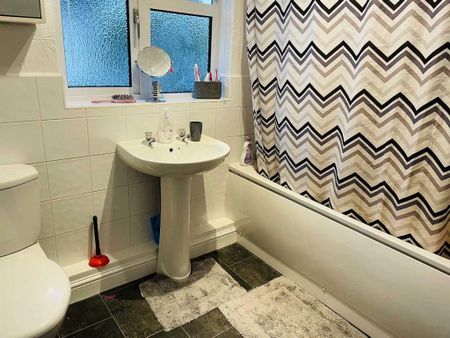 3 bedroom semi-detached house to rent - Photo 4