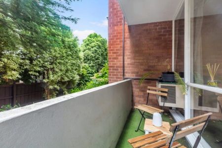 4/240 Domain Road, South Yarra. - Photo 2