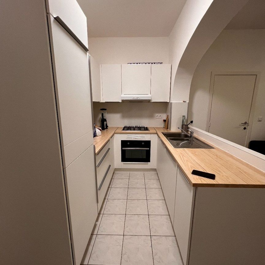 INSTAPKLAAR GELIJKVLOERS APPARTEMENT IN CENTRUM IEPER MET APARTE SLAAPKAMER - Foto 1