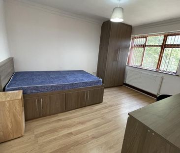 6 bedroom detached house to rent - Photo 3