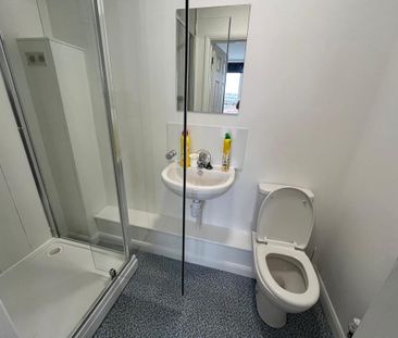 1 bedroom in a flat share to rent - Photo 5