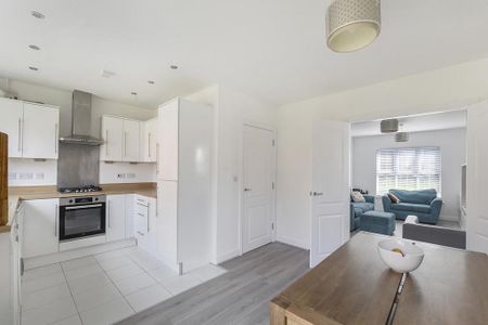 3 bedroom semi-detached house to rent - Photo 2