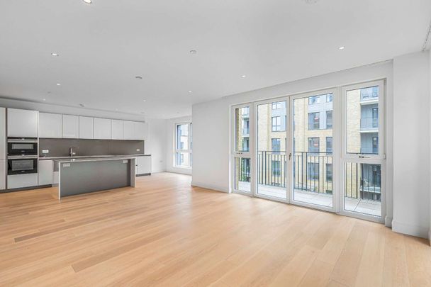 Immaculate three bedroom riverside apartment with balconies and underground parking - Photo 1