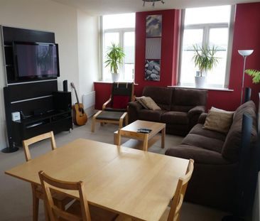 2 bedroom Flat To Let - Photo 1