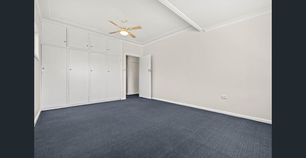 Charming Coastal Cottage with Space and Style - Photo 1