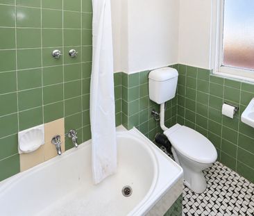 Perfectly Positioned One Bedroom Richmond Apartment! - Photo 2