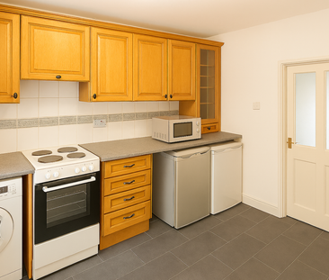 Three Bedroom House to Rent in Bath Wellington Buildings, BA1 - Photo 3