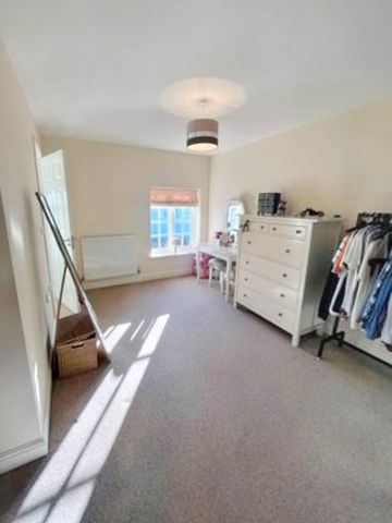 2 bedroom mews to rent - Photo 2