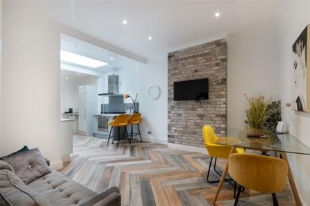 3 bedroom flat to rent - Photo 2