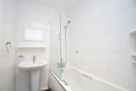 Columbus Gardens, Northwood, HA6 - Photo 3