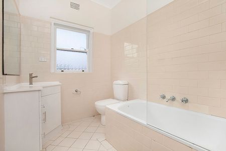 TOP-FLOOR BAYSIDE APARTMENT WITH EXPANSIVE MOSMAN BAY VIEWS - Photo 3