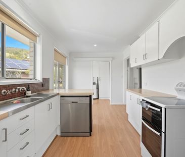 Well Presented Three Bedroom family Home - Photo 2